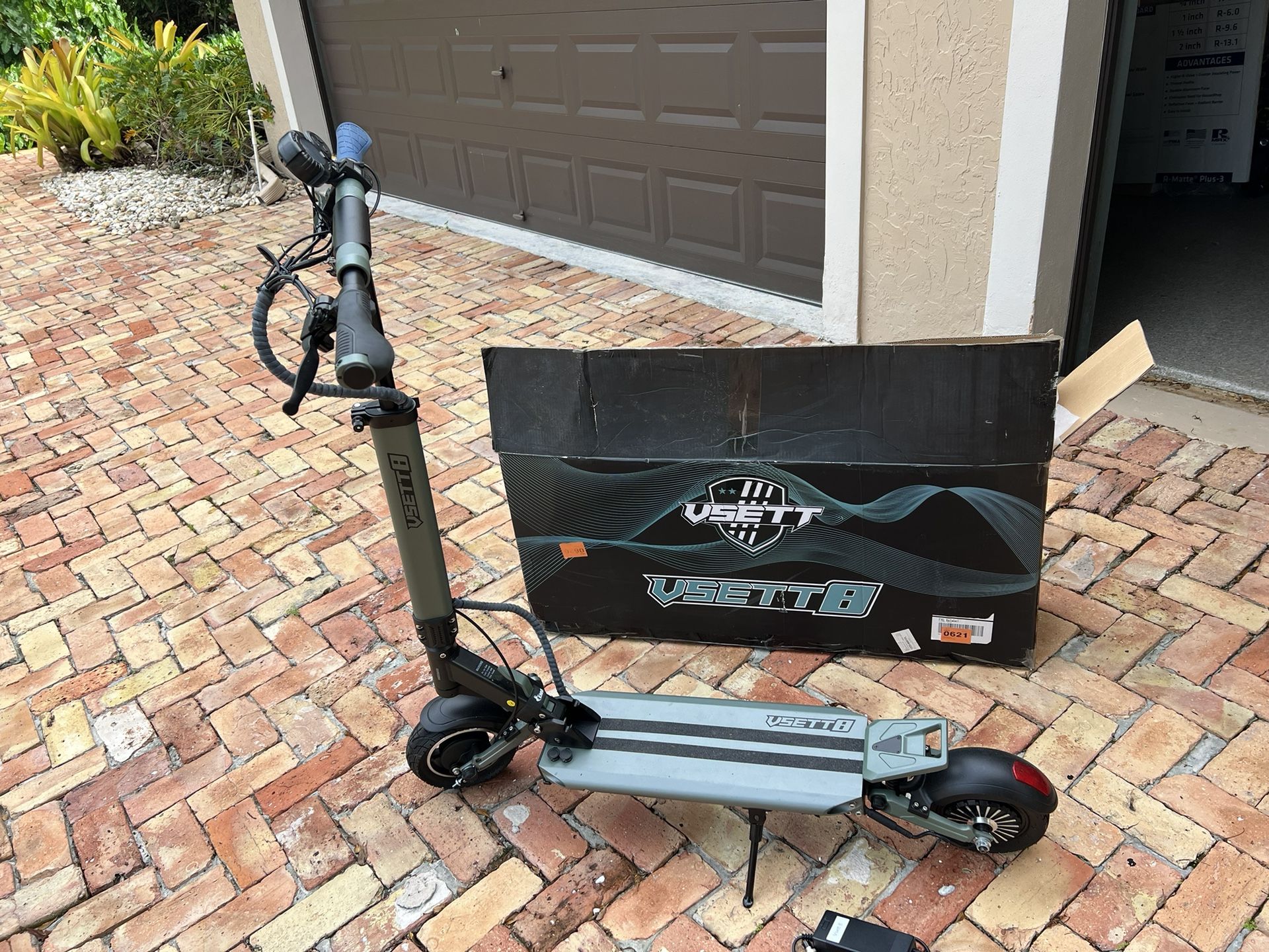Vsett 8, 19.2AH Electric Scooter, 921WH, Like New