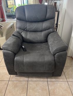 Like-New Triple Power Lift Recliner – Comfort & Style!