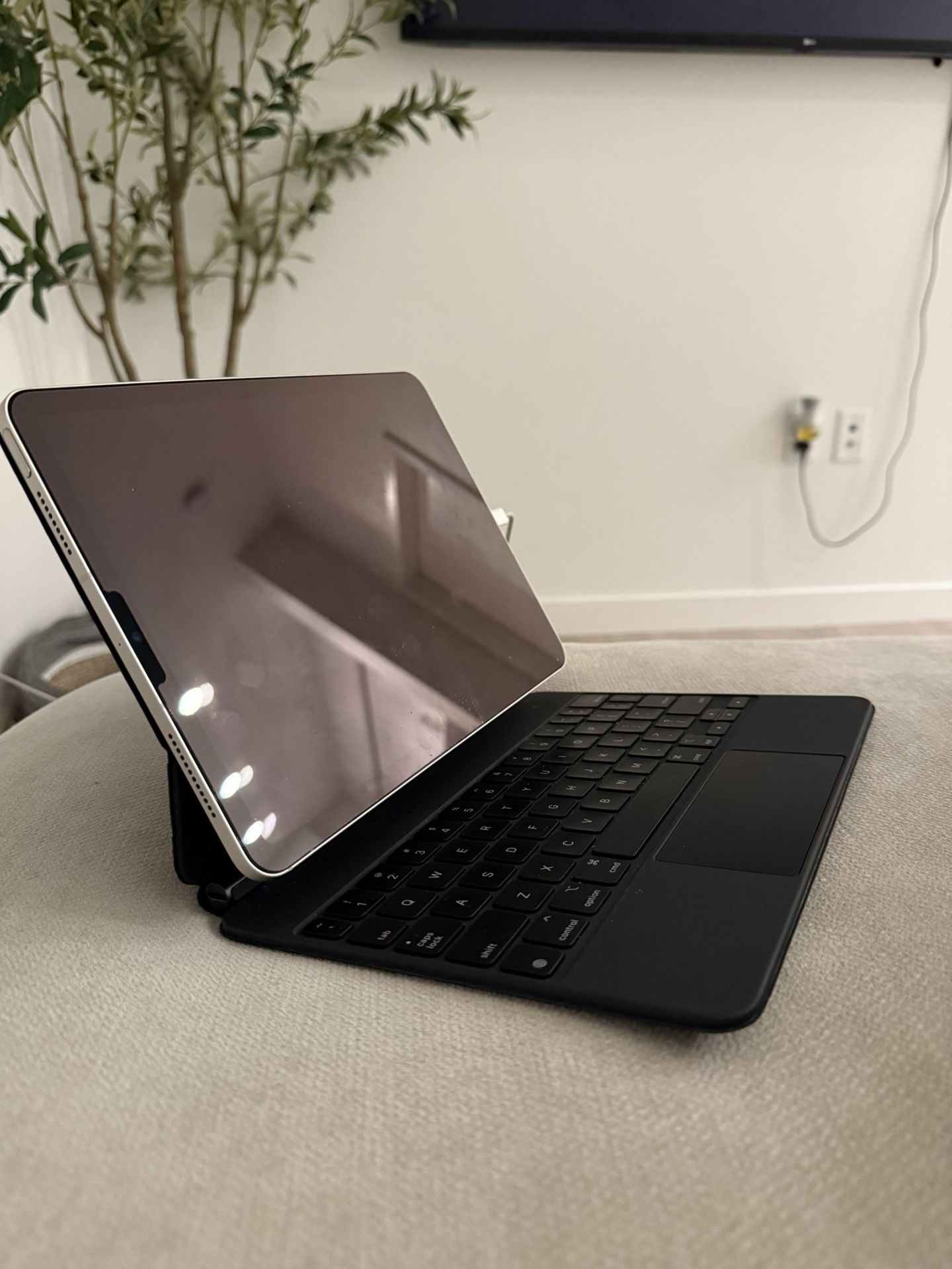 Apple iPad Air 5 WITH Apple Magic Keyboard 