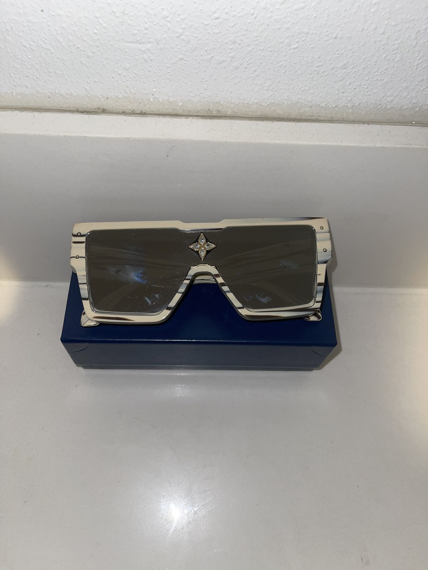 Louis Vuitton Cyclone Sunglasses In White Marble for Sale in Los