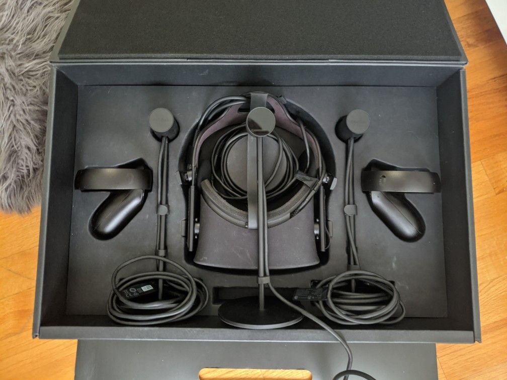 Oculus CV-1 With 3 sensors , controllers a 15 feet extention active cable.