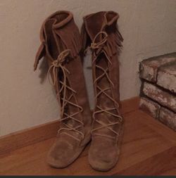 Minnetonka hard sole suede fringe lace up boot