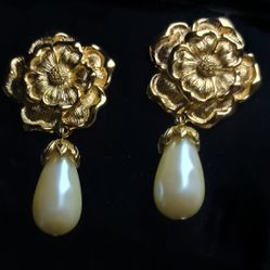 VINTAGE AVON EARRINGS PIERCED