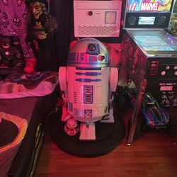 R2d2 (sound and moves on platform)