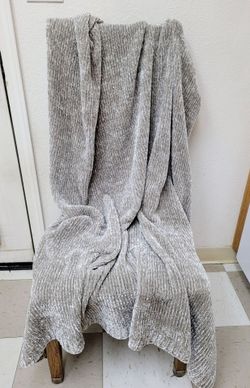 Threshold  gray  and white chenille throw blanket.  Size is 5x5ft.
