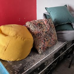 diffrent pillowes and bean bags