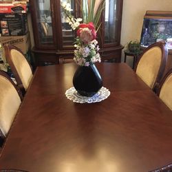 Cherry Wood Dinning Room Set /6 Chairs    