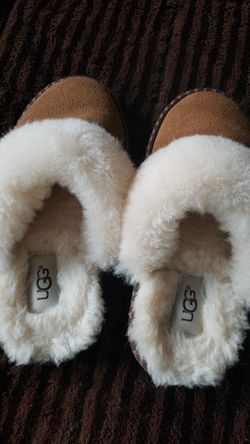 UGGS girl size 13 slippers $60 ono