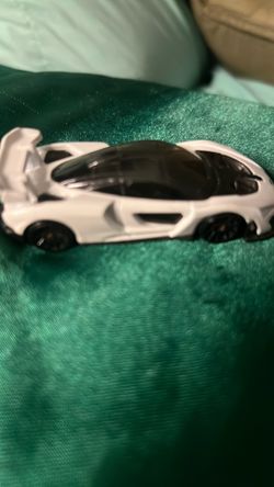 2018 HOT WHEELS MCLAREN SENNA WHITE 1:64 DIECAST 2 7/8" CAR W/ BLACK TRIM - NICE