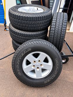 Jeep wheels and rims (5-lug); extra wheel included.p2 55 / 75 R 17
