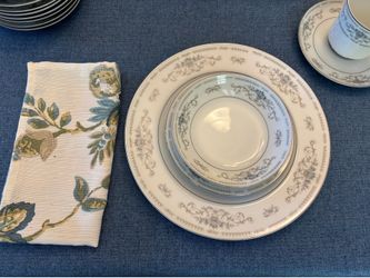 Fine Porcelain China “Diane” by W – Japan – 44-Piece Dinnerware Set