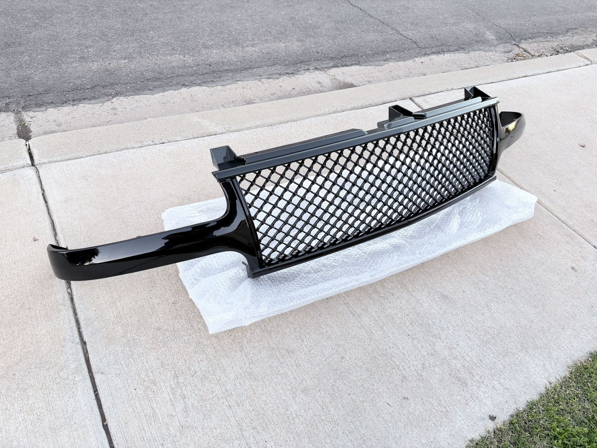 99 to 02 Silverado Tahoe Black Mesh Grill