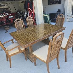 Dining Room Table w/ chairs (Like New)