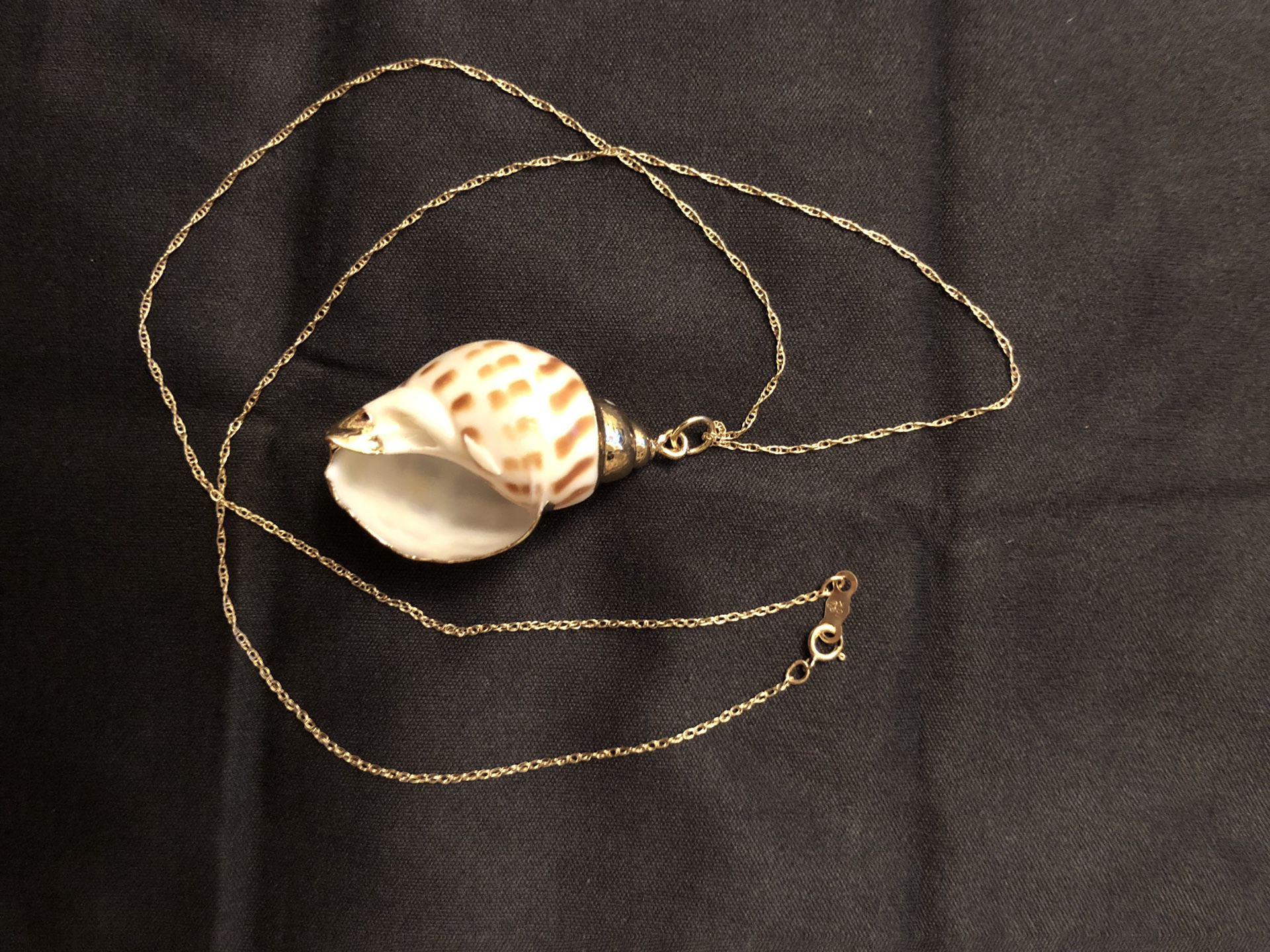 Hawaiian sea shell 10K necklace. for Sale in Ewa Beach, HI - OfferUp