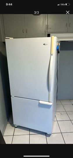 Amana Refrigerator white line great condition