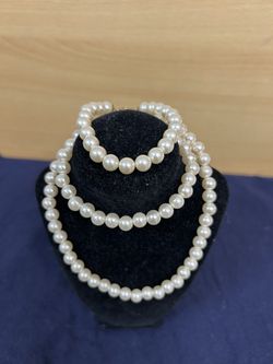 Pearl necklace and bracelet