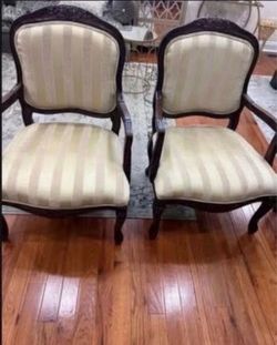 Two Queen Anne Style Side Chair excellent