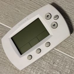 Honeywell FocusPRO TH6110D1021 1 Heat/1 Cool Programmable Thermostat 