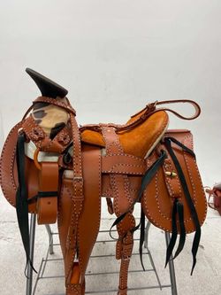 Montura charra de cuero cosido à mano con fuste forrado de cuero natural