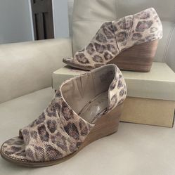 Stylish Wedge Heals Shoes From Buckle