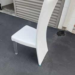 Set Of 2 Modern white side chair, the featuring acrylic front legs and white PU upholstery