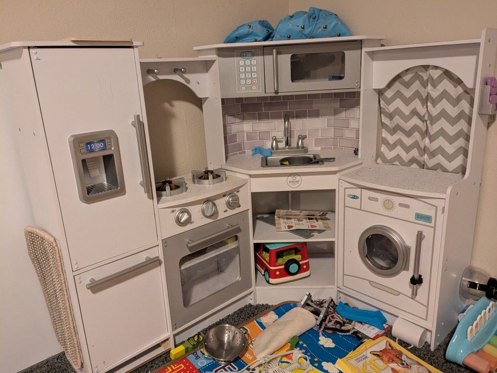 Kid's Play Kitchen