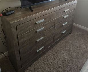 3 piece Bedroom (Set oke dresser&  two nightstands)