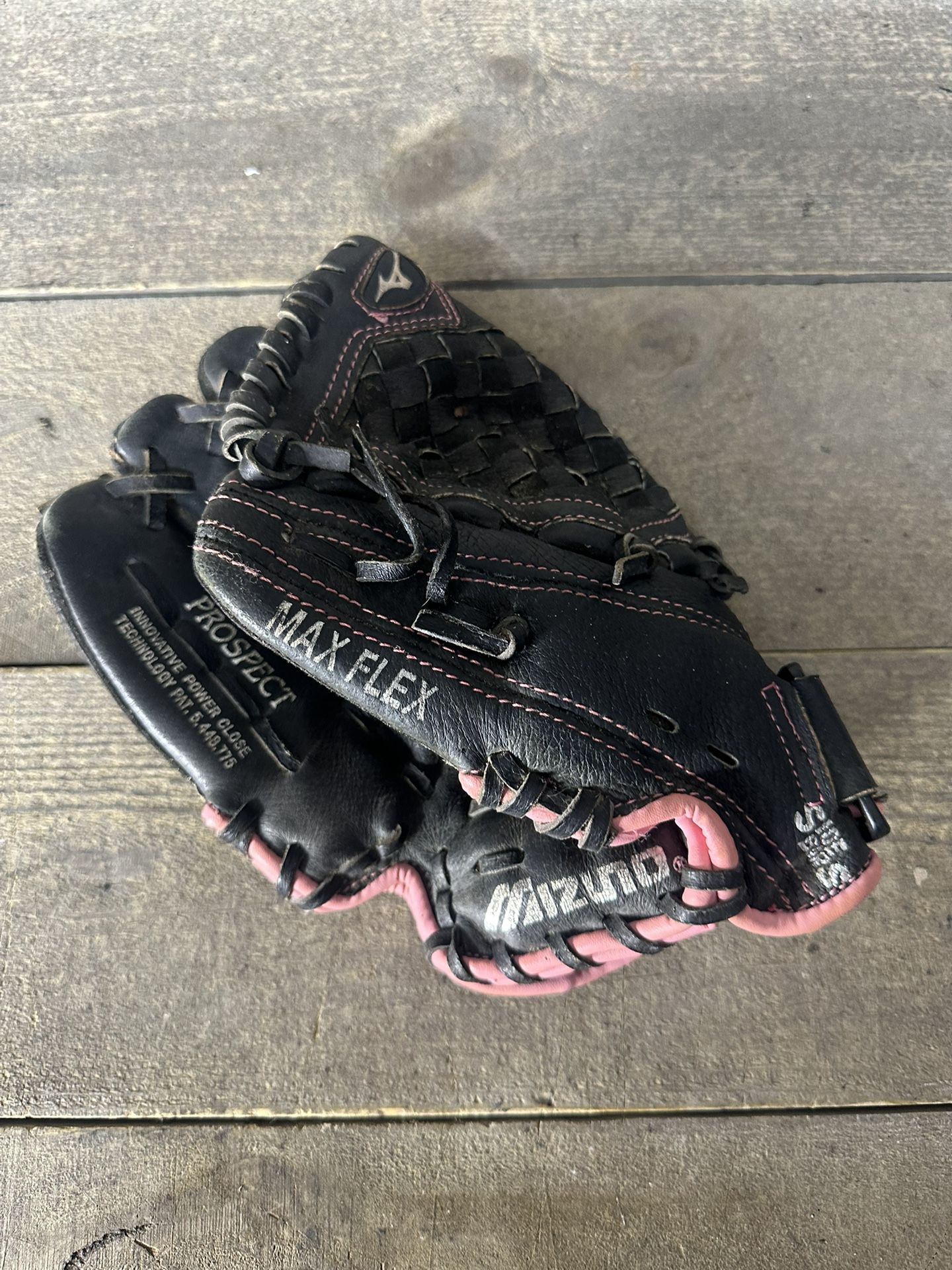 Mizuno Jenny Finch GPP 1107 11" LHT Youth Girl's Max Softball Glove Black & Pink