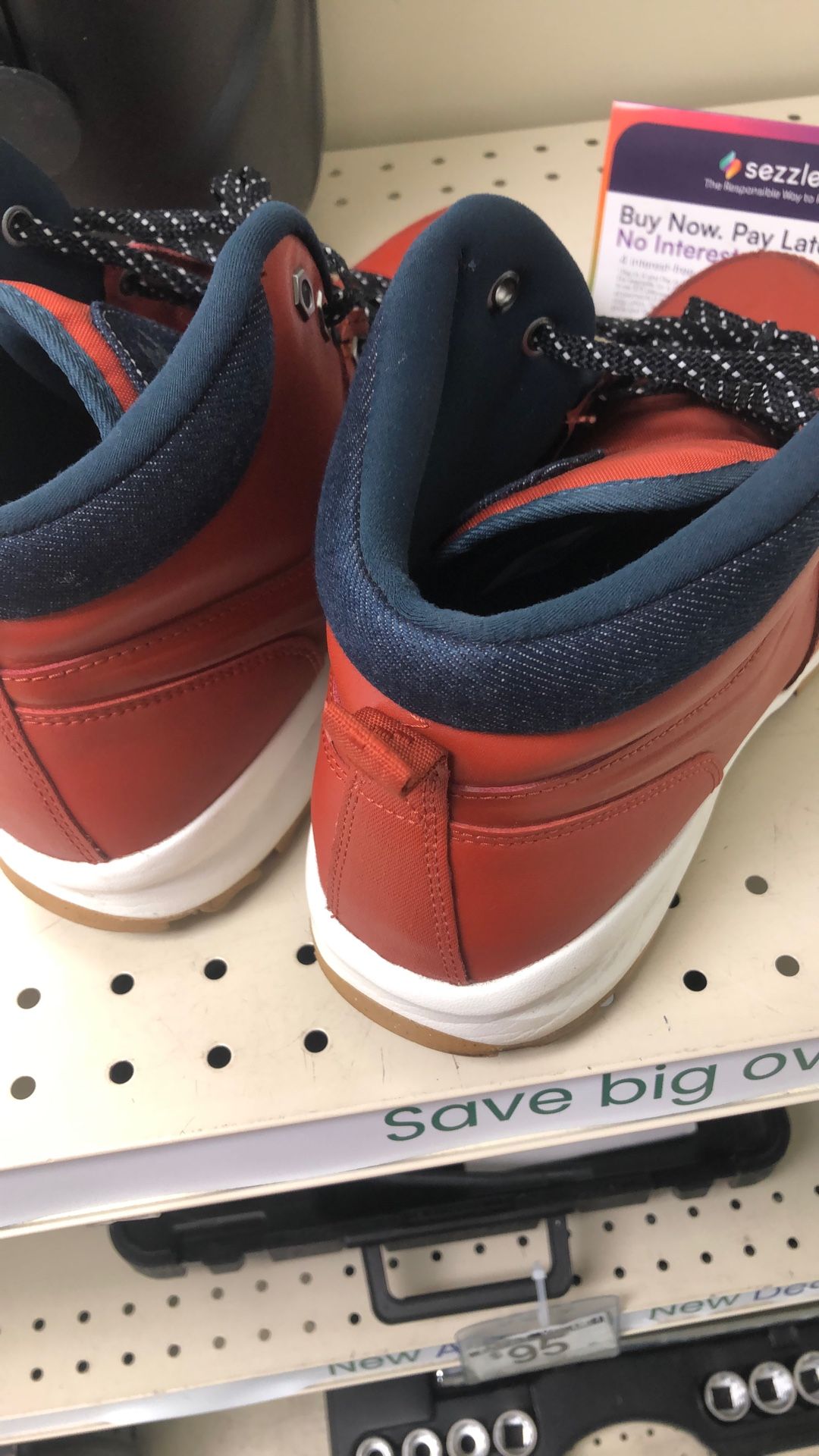 Nike Manoa