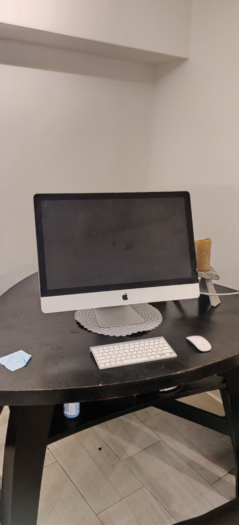 27-inch iMac (Mid 2011) runs like new, comes with Magic Mouse & Apple Wireless Keyboard