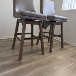 Set of Beige Bar Stools – Signature Design by Ashley “Tallenger”( Set Of 2)