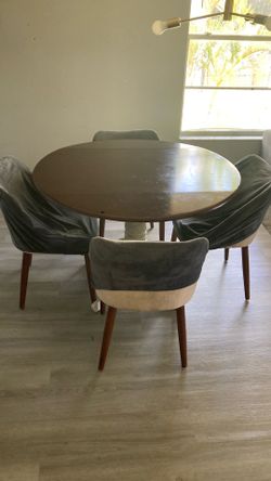 Dining Room w/ 4 Chairs