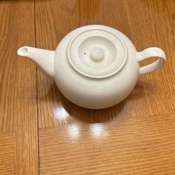Narumi Bone China Tea Kettle .