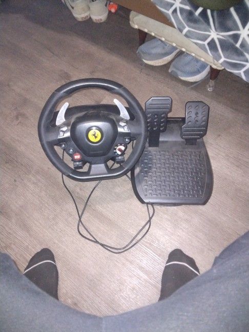 PS4 Thrustmaster Ferrari Steering Wheel And Gas And Brake Pedal