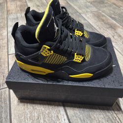 Air Jordan 4 Thunder 2023 Size 9