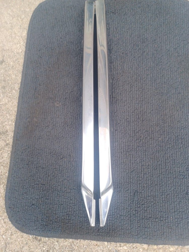 71-76 CAPRICE LESABRE GRANDVILLE IMPALA DELTA 88 ROYALE CONVERTIBLE OUTER WINDSHIELD PILLAR TRIM PAIR