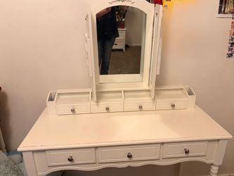 White Makeup Vanity/ Desk