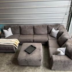 Large Ashley Dark Gray/Black Sectional W Ottoman