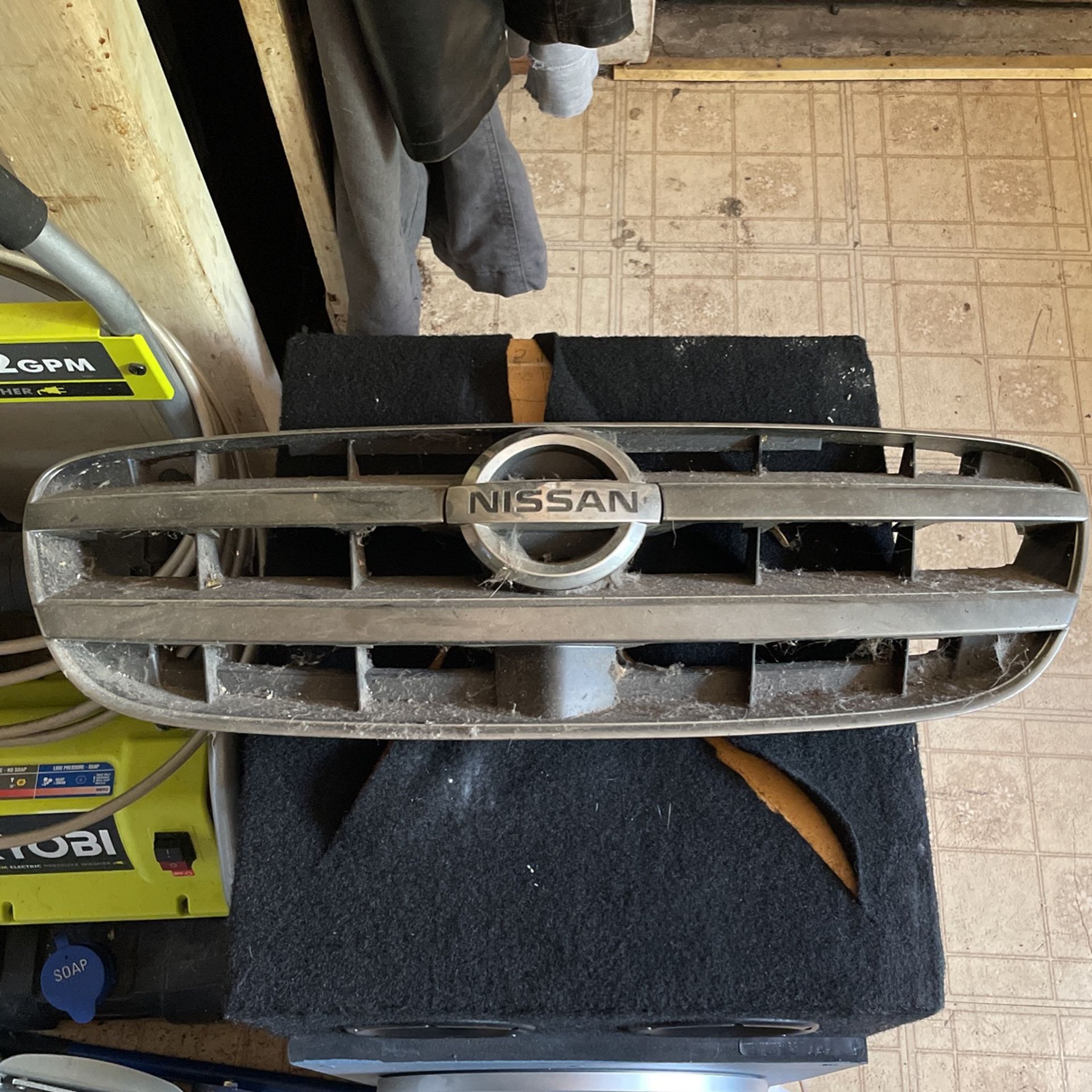 2002 Nissan Maxima Stock Grill 50$