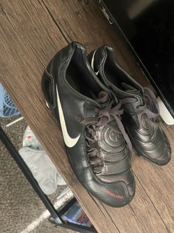 Soccer shoes