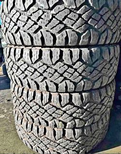 275/70/18 Goodyear Selling a set of 4 tires in excellent condition 🫡