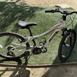 Specialized Hotrock 21-speed 24” Wheel Kids Mountain Bike white