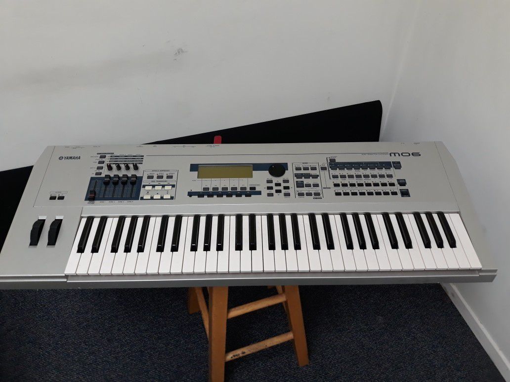 Yamaha MO6 Synthesizer Keyboard