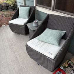  Outdoor Swivel Patio Chair Set w/ Table. Great Condition!