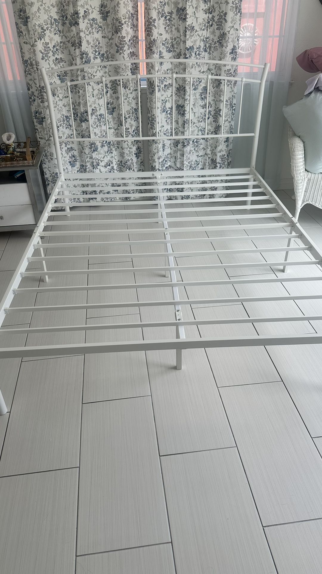 Queen Size bed Frame, Metal, White