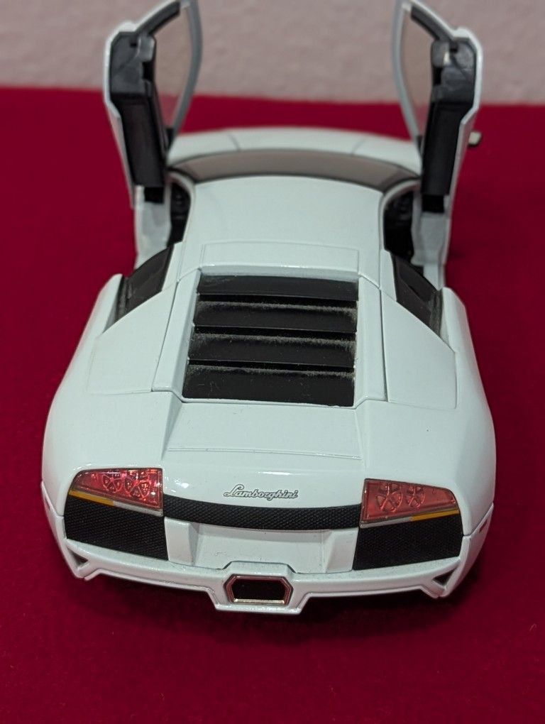Jada 1/24 Scale Diecast Lamborghini Murcielago LP 640 White with Clear Plastic Display Showcase Collectible