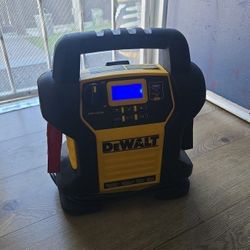 Dewalt 1600 Peak Amp Jump Starter with Digital Compressor and USB Power Bank