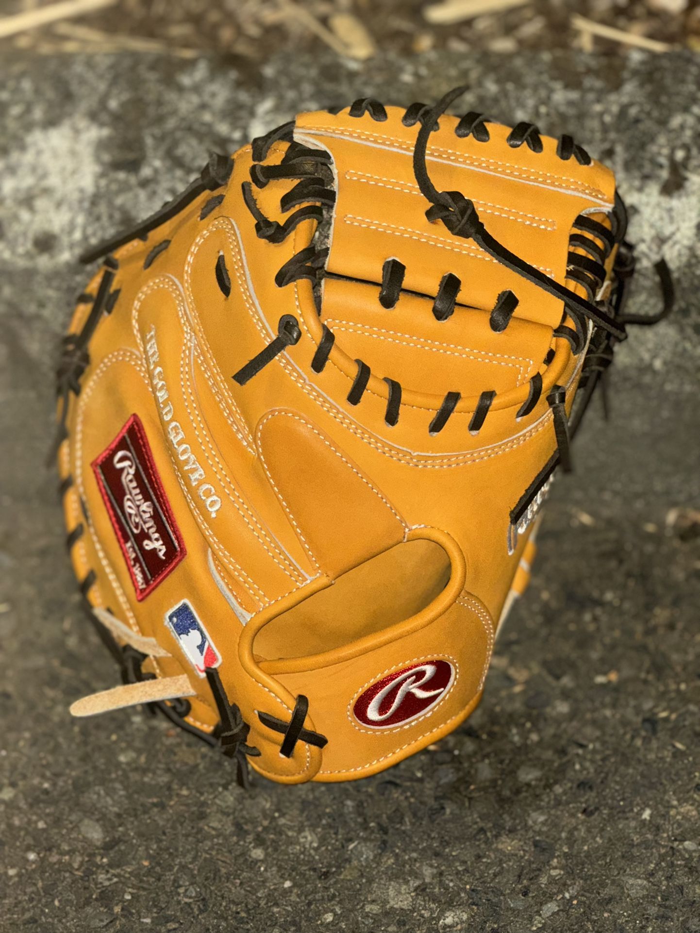 Rawlings 33” Heart Of The Hide R2G Series Catcher’s Mitt 2024