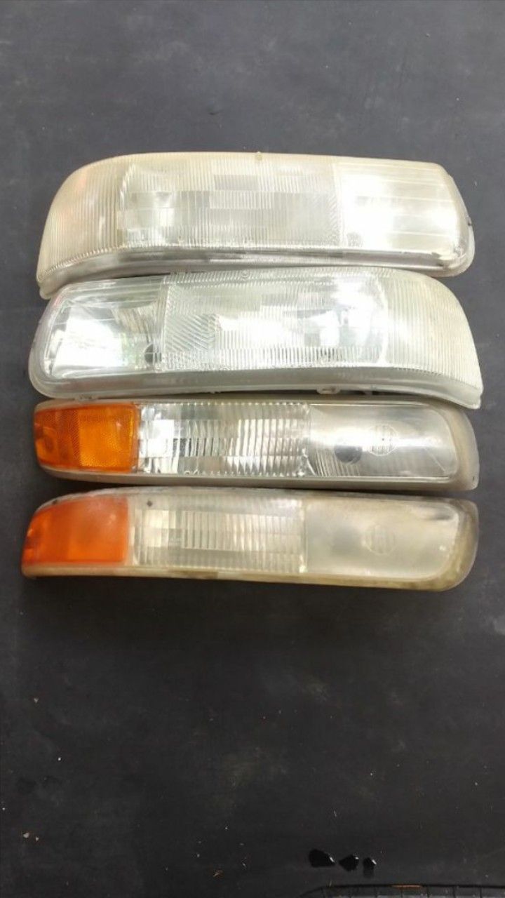 1999-2006 TOP HEADLIGHTS SILVERADO SUBURBAN TAHOE. bottom signal lights free with purchase