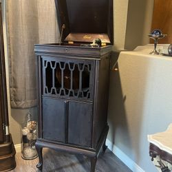 Antique “ Edison”  Phonograph Comes With 192 Edison  Diamond Disc Records 